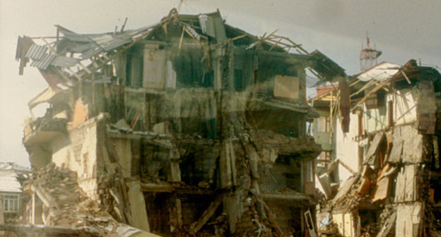 Спитак, декабрь 1988 года. Дом, разрушенный землетрясением. Фото: NOAA/NGDC, C.J. Langer, U.S. Geological Survey.