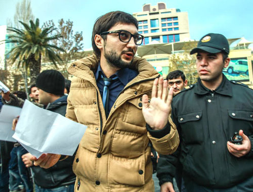 Рамин Гаджилы во время акции протеста против повышения цен на топливо. Баку, 8 декабря 2013 г. Фото Азиза Каримова для "Кавказского узла"