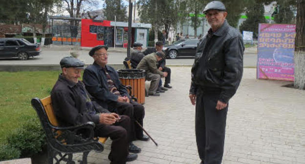 Нагорный Карабах, Степанакерт, 2 декабря 2013 г. Пенсионеры в центральном сквере, известном под названием "Пятачок". Фото Алвард Григорян для "Кавказского узла" 
