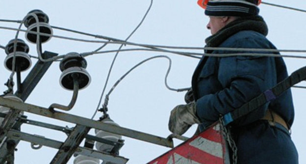 Восстановление электроснабжения в Прикубанском округе Краснодара. Декабрь 2012 г. Фото:  ИНТЕРНЕТ-КАНАЛ ЮФО, http://sptv-news.ru