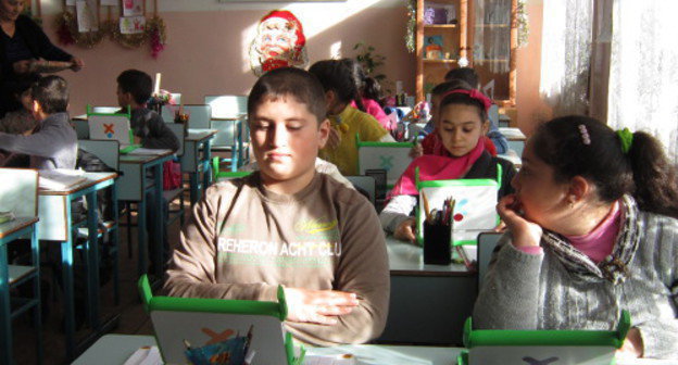 Нагорный Карабах, Степанакерт, 17 января 2013 г. Ученики четвертого класса школы №1 с портативными компьютерами, полученными в рамках проекта "Новая образовательная стратегия". Фото Алвард Григорян для "Кавказского узла"