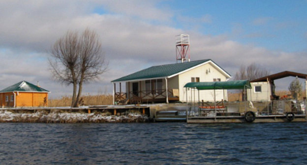Одна из незаконно возведенных турбаз в центральной части низовья дельты Волги, в районе Кировского банка  у канала Рытый. Астраханская область, 13 декабря 2013 г. Фото Вячеслава Ященко для "Кавказского узла"