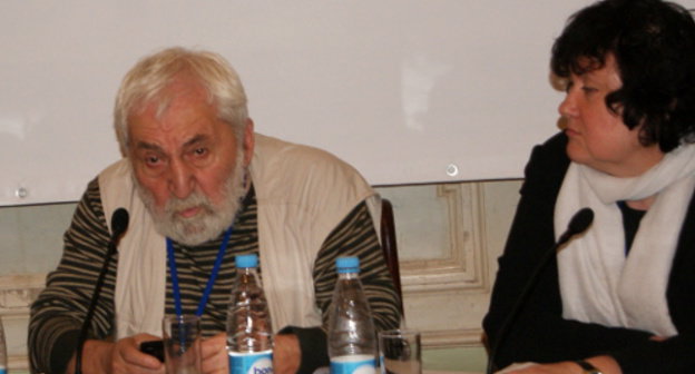 Президент Фонда защиты гласности Алексей Симонов и  секретарь Союза журналистов, сопредседатель Ассоциации журналисток России Надежда Ажгихина на международной конференции "Свобода слова: российские реалии, проблемы, перспективы". Москва, 14 декабря 2013 г. Фото Аиды Магомедовой для "Кавказского узла"