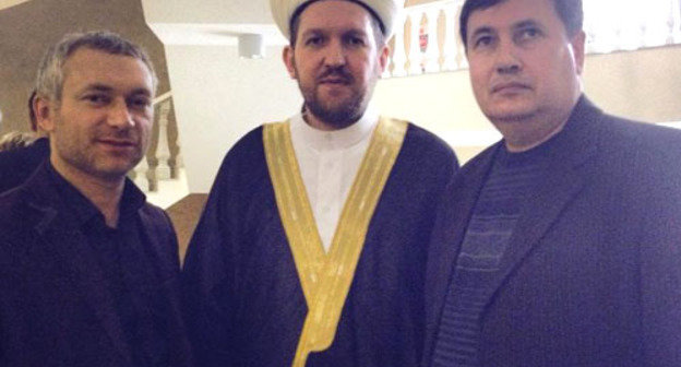 Адвокат Равиль Тугушев,имам Санкт-Петербурга Мунир Беюсов и Руслан Камбиев (справа налево) во время заседания в Краснодарском краевом суде. Краснодар, 17 декабря 2013 г. Фото с личной страницы Руслана Камбиева в facebook.com