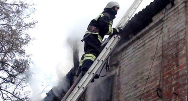 В частном доме произошёл пожар. Ростов-на-Дону, 17 декабря 2013 г. Фото предоставлено ГУМЧС по Ростовской области