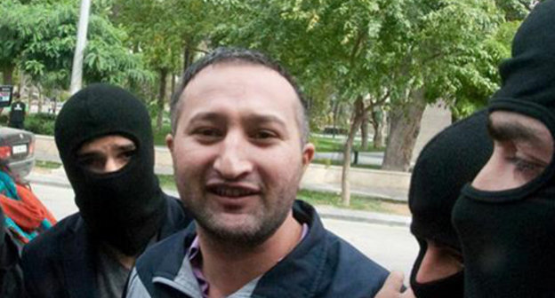 Парвиза Гашимли доставляют в Сабаильский районный суд. Баку, ноябрь 2013 г. Фото: Obyektiv.tv