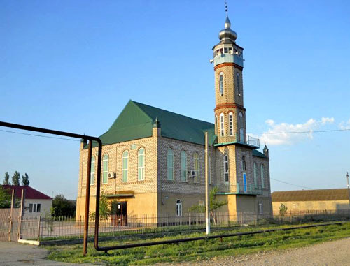 Мечеть в селе Кади-Юрт Гудермесского района Чечни. Фото: Sulim, http://www.panoramio.com/