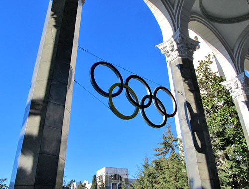 Олимпийские кольца на железнодорожном вокзале в Сочи. Декабрь 2013 г. Фото Татьяны Уколовой для "Кавказского узла"