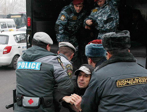 Армения, Ереван, 20 декабря 2013 года. Полиция помещает задержанного участника акции протеста в автозак. Фото: © PanARMENIAN Photo/Karo Sahakyan