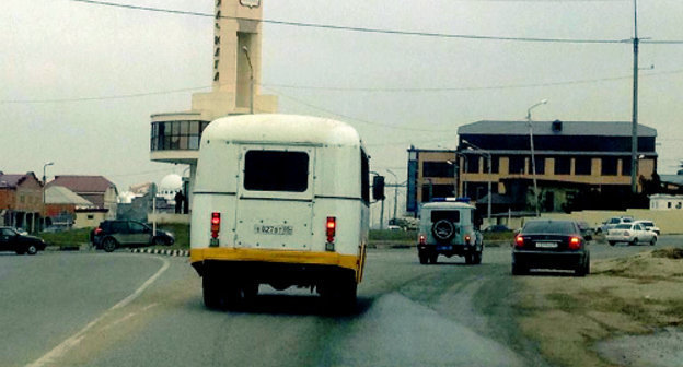 Автобус, куда посадили задержанных прихожан мечети поселка Ленинкент. Дагестан, Махачкала, 20 декабря 2013 г. Фото предоставлено очевидцем
