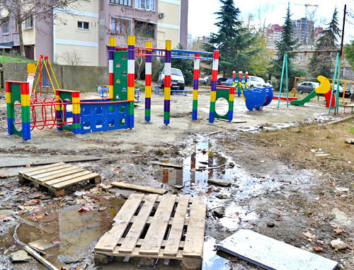 Сточные воды на улице Чебрикова. Сочи, 21 декабря 2013 г. Фото Светланы Кравченко для "Кавказского узла"
