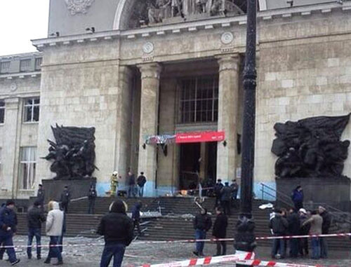 На месте теракта на железнодорожном вокзале в Волгограде. 29 декабря 2013 г. Фото: Союз Добровольцев России @souzdobro, twitter.com
