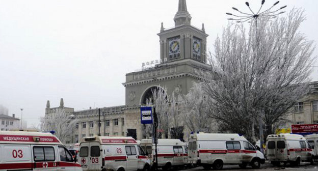 Волгоград, 30 декабря 2013 г. Автомобили скорой помощи у железнодорожного вокзала. Фото пресс-службы аппарата Главы Правительства Волгоградской области, http://www.volganet.ru