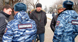 "Народный сход", организованный сегодня в Волгограде в связи с произошедшими в городе терактами, разогнали полицейские. Волгоград, 30 декабря 2013 г. Фото Вячеслава Ященко для "Кавказского узла" "Народный сход", организованный сегодня в Волгограде в связи с произошедшими в городе терактами, разогнали полицейские. Волгоград, 30 декабря 2013 г. Фото Вячеслава Ященко для "Кавказского узла"