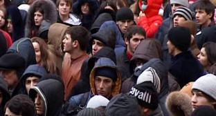 Махачкала, 31 декабря 2013 г. Участники митинга в память о жертвах терактов в Волгограде. Фото пресс-службы Президента Республики Дагестан, http://www.president.e-dag.ru Махачкала, 31 декабря 2013 г. Участники митинга в память о жертвах терактов в Волгограде. Фото пресс-службы Президента Республики Дагестан, http://www.president.e-dag.ru