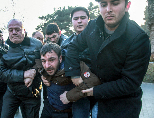 Полиция задерживает молодежных активистов во время протестной акции в Баку 29 декабря 2013 г. Фото Азиза Каримова для "Кавказского узла"