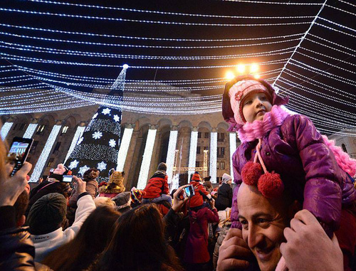 Новогодняя елка на проспекте Руставели в Тбилиси. 25 декабря 2013 г. © фото - Катерина Совдагари, NEWSGEORGIA, http://newsgeorgia.ru/photo/20131225/216258373_6.html