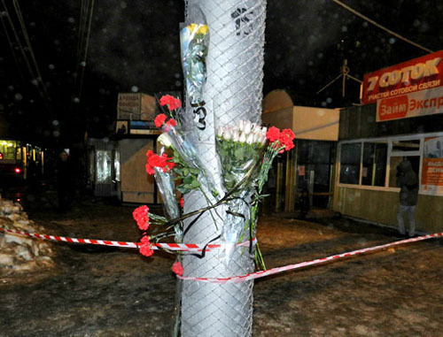 Цветы возле трамвайной остановке, где произошел взрыв в трамвае. Волгоград, 30 декабря 2013 г. Фото Татьяны Филимоновой для "Кавказского узла"