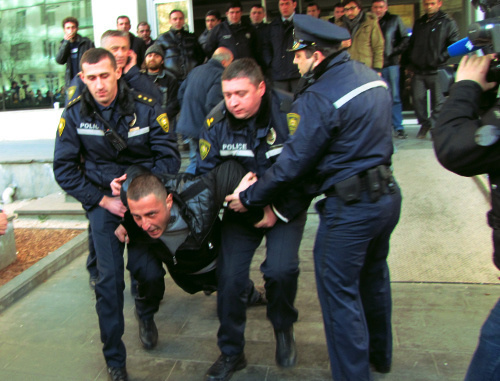 Полиция выносит из здания мэрии Лашу Чхартишвили. Тбилиси, 10 января 2013 г. Фото Марины Букия для "Кавказского узла"