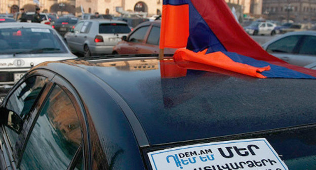 Автопробег в целях информирования граждан о возможных рисках новой пенсионной системы, проведенный активистами гражданской инициативы DEM.AM. Ереван, 16 января 2014 г. Фото: © PanARMENIAN Photo / 
Karo Sahakyan