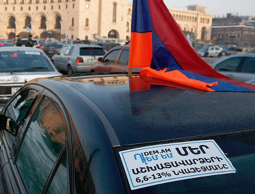 Автопробег в целях информирования граждан о возможных рисках новой пенсионной системы, проведенный активистами гражданской инициативы DEM.AM. Ереван, 16 января 2014 г. Фото: © PanARMENIAN Photo / 
Karo Sahakyan