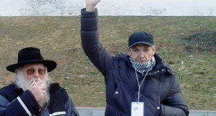 Один из организаторов акции националистов Игорь Стенин (справа) в сквере имени Ульянова. Астрахань, 20 января 2014 г. Фото Елены Гребенюк для "Кавказского узла" Один из организаторов акции националистов Игорь Стенин (справа) в сквере имени Ульянова. Астрахань, 20 января 2014 г. Фото Елены Гребенюк для "Кавказского узла"