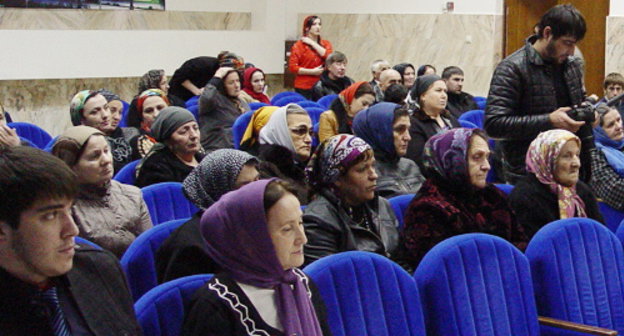 Родственники граждан, пропавших без вести в вооруженных конфликтах на Северном Кавказе. Грозный, 28 ноября 2013 г. Фото: Центр гражданского содействия розыску
пропавших без вести (ЦГСР) на Северном Кавказе
при Миротворческой миссии имени генерала Лебедя (ММГЛ), http://www.rozysk.org