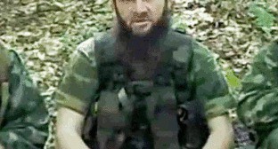 Доку Умаров во время одного из видеообращений. Кадр с видеохостинга YouTube Доку Умаров во время одного из видеообращений. Кадр с видеохостинга YouTube