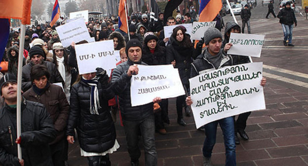 Шествие в защиту арестованных 5 ноября участников "Марша миллиона масок". Ереван, 10 января 2014 г. Фото: © PanARMENIAN Photo / 
Hrant Khachatryan