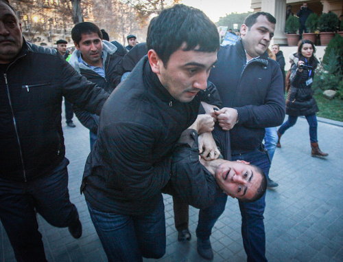 Баку, 29 декабря 2014 г. Полиция разгоняет акцию молодежи, протестующей в связи с гибелью инвалида Карабахской войны Заура Гасанова. Фото Азиза Каримова для "Кавказского узла"