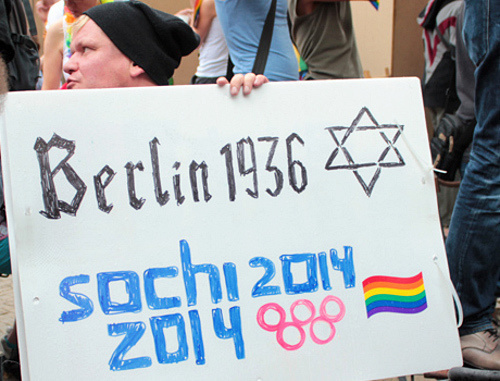 Плакат против гомофобии в России на демонстрации с призывом к бойкоту Сочинской олимпиады. Берлин, 31 августа 2013 г. Фото: Adam Groffmann, http://www.flickr.com