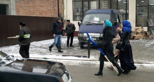 Жители Грозного со свернутыми флагами расходятся после встречи эстафеты олимпийского огня. 28 января 2014 г. Фото "Кавказского узла" Жители Грозного со свернутыми флагами расходятся после встречи эстафеты олимпийского огня. 28 января 2014 г. Фото "Кавказского узла"