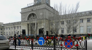Цветы на железной ограде возле железнодорожного вокзала. Волгоград, 1 января 2014 г. Фото Татьяны Филимоновой для "Кавказского узла" Цветы на железной ограде возле железнодорожного вокзала. Волгоград, 1 января 2014 г. Фото Татьяны Филимоновой для "Кавказского узла"
