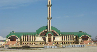 Мечеть в селе Алхан-юрт Урусмартановского района Чечни. Фото http://www.chechen.org/ Мечеть в селе Алхан-юрт Урусмартановского района Чечни. Фото http://www.chechen.org/