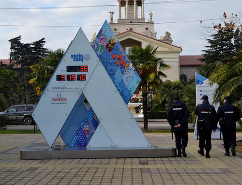 Сотрудники правоохранительных органов возле олимпийских часов в Сочи. Фото Светланы Кравченко для "Кавказского узла"