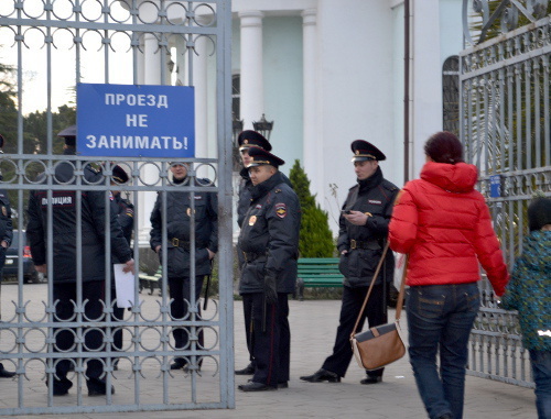 Сотрудники полиции дежурят у православного храма в Сочи. 7 января 2014 г. Фото Светланы Кравченко для "Кавказского узла"