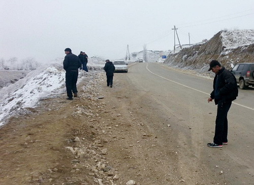 Опрокидывание на 146-м км дороги автодороги Мамраш — Ташкапур в окрестностях села Шовкра Лакского района Дагестана. 30 января 2014 г. Фото пресс-службы ГИБДД, http://www.gibdd.ru