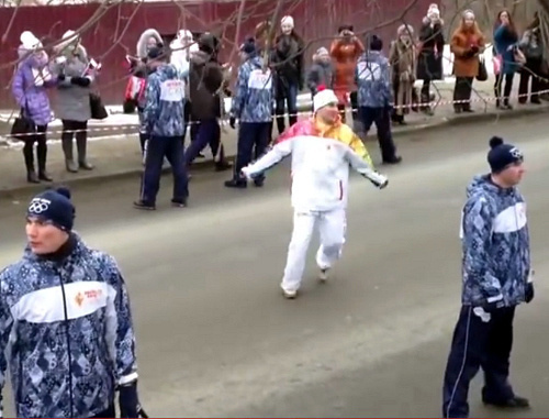Исполнение лезгинки на олимпийской эстафете в Брянске. 15 января 2014 г. Кадр из видео, размещенного на YouTube