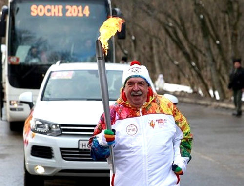 Факелоносец во время эстафеты олимпийского огня. Февраль 2014 г. Фото пользователя Sochi 2014 Winter Games с сайта Flickr.com