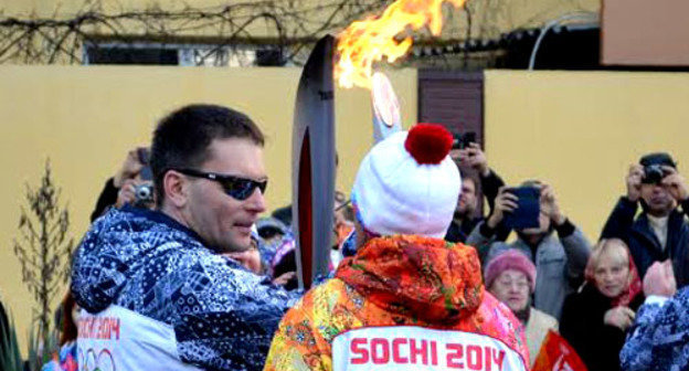 Этап эстафеты олимпийского огня продолжился по Центральному району Сочи. 6 февраля 2014 г. Фото Светланы Кравченко для "Кавказского узла"