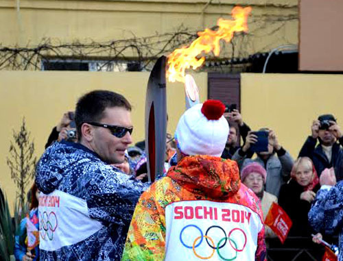 Этап эстафеты олимпийского огня продолжился по Центральному району Сочи. 6 февраля 2014 г. Фото Светланы Кравченко для "Кавказского узла"