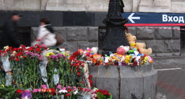 Цветы в память о погибших а результате теракта на железнодорожном вокзале в Волгограде. Январь 2014 г. Фото Вячеслава Ященко для "Кавказского узла"