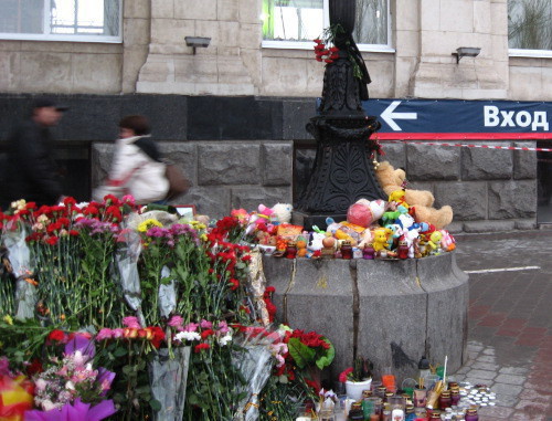 Цветы в память о погибших а результате теракта на железнодорожном вокзале в Волгограде. Январь 2014 г. Фото Вячеслава Ященко для "Кавказского узла"