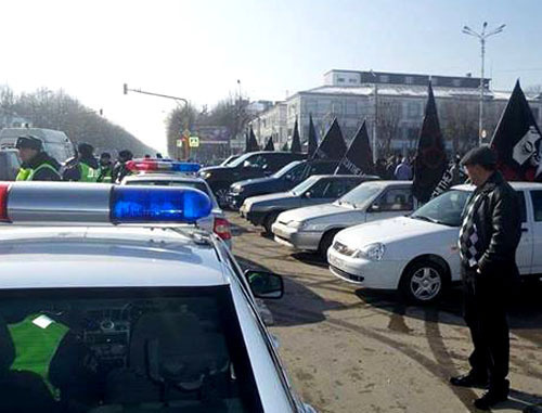 Сотрудники полиции блокировали автомобили участников акции против Олимпиады в Сочи. Нальчик, 7 февраля 2014 г. Фото Евгения Ташу с личной страницы www.facebook.com