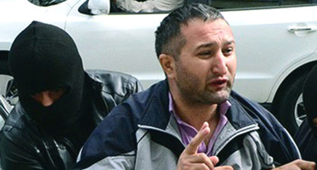 Парвиза Гашимли доставляют в Сабаильский районный суд. Баку, 7 ноября 2013 г. Фото Джавида Гурбанова, http://www.regnum.ru/