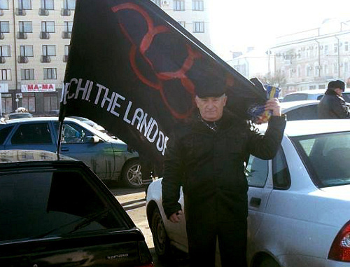 Руководитель движения "Адыгэ Хэкуж – Черкесия" Абубекир Мурзакан во время акции против Олимпиады в Сочи. Нальчик, 7 февраля 2014 г. Фото со страницы черкесской группы "Адыгэ Хэку" в социальной сети FaceBook.