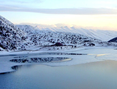 Озеро Кезеной-Ам в Веденском районе Чечни. Фото: Ras.sham http://commons.wikimedia.org/