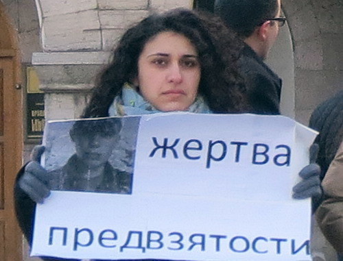 Участница акции молодежного крыла партии АРФ "Дашнакцутюн" требованием объективно расследовать инциденты на линии соприкосновения. Нагорный Карабах, Степанакерт, 7 февраля 2014 г. Фото Алвард Григорян для "Кавказского узла"