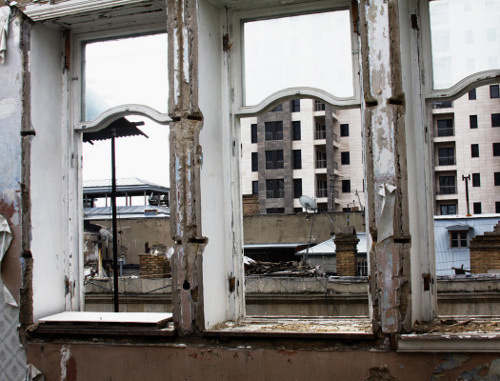 Вид из окна сносимого дома на новостройку в центре Баку. Март 2012 г. Фото Азиза Каримова для "Кавказского узла"