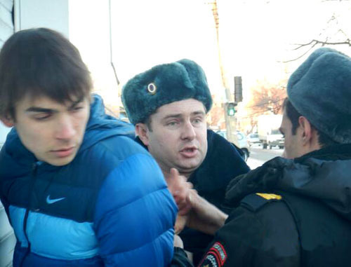 Игорь Харченко доставлен сотрудниками правоохранительных органов в Западное УВД Краснодара. 4 февраля 2014 г. Фото ЭкоВахты